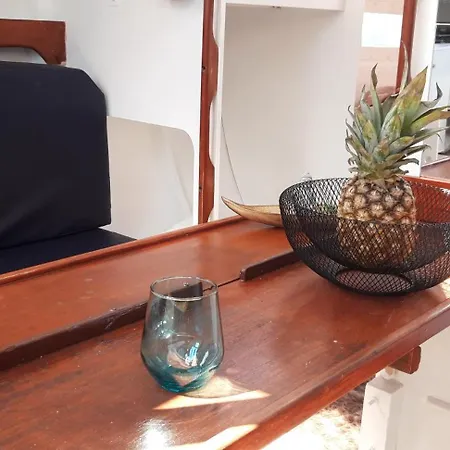 Le Nid Sur L'eau Ботель *